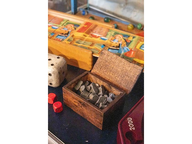 Glazen kast 3_houten speelgoed - afbeelding 2 van  6