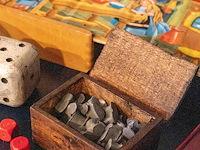 Glazen kast 3_houten speelgoed - afbeelding 2 van  6