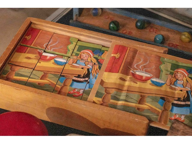 Glazen kast 3_houten speelgoed - afbeelding 3 van  6