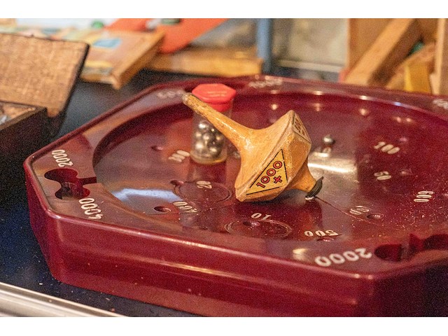 Glazen kast 3_houten speelgoed - afbeelding 4 van  6