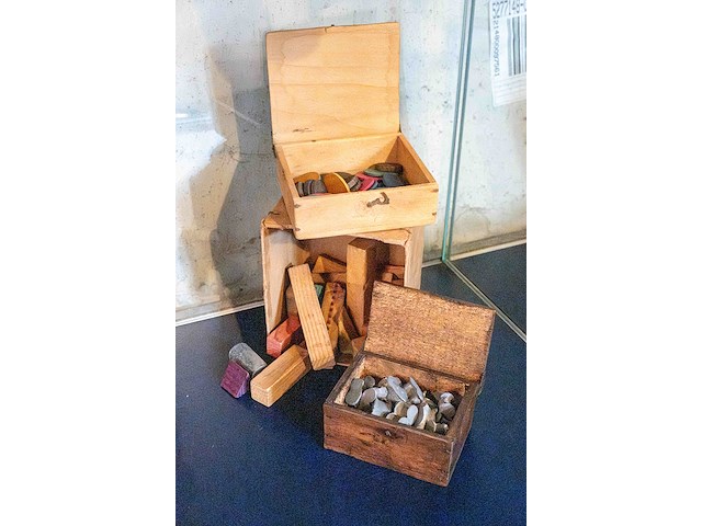 Glazen kast 3_houten speelgoed - afbeelding 6 van  6