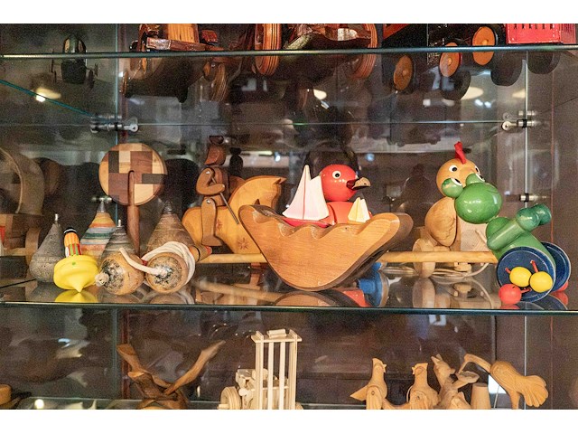 Glazen kast 3_houten speelgoed - afbeelding 1 van  6