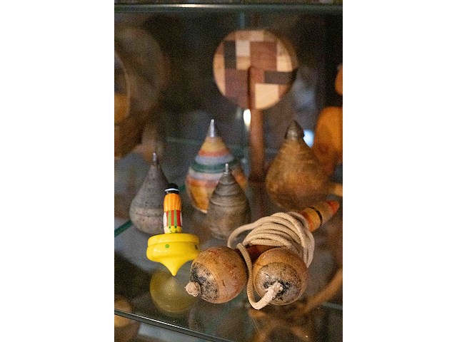 Glazen kast 3_houten speelgoed - afbeelding 2 van  6