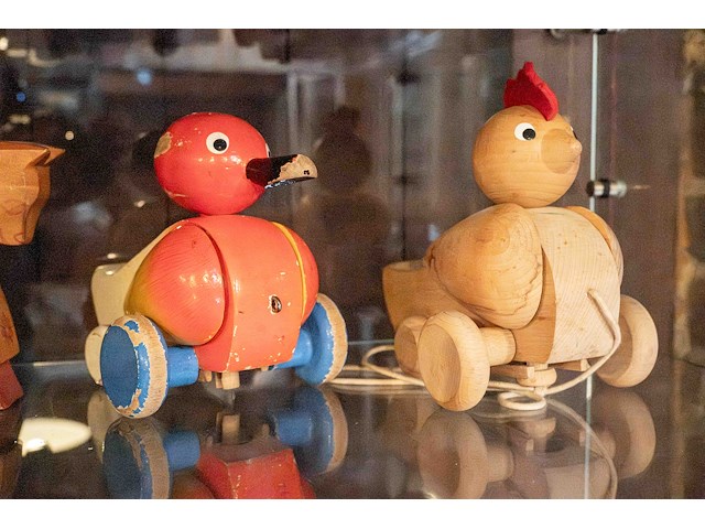 Glazen kast 3_houten speelgoed - afbeelding 3 van  6