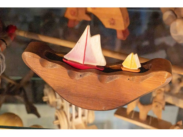 Glazen kast 3_houten speelgoed - afbeelding 6 van  6