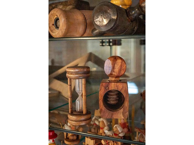 Glazen kast 3_notenkrakers, zandloper, pepermolen, eierdoppen - afbeelding 1 van  4