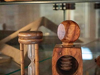 Glazen kast 3_notenkrakers, zandloper, pepermolen, eierdoppen - afbeelding 1 van  4