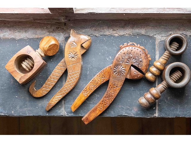 Glazen kast 3_notenkrakers, zandloper, pepermolen, eierdoppen - afbeelding 2 van  4