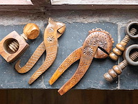 Glazen kast 3_notenkrakers, zandloper, pepermolen, eierdoppen - afbeelding 2 van  4