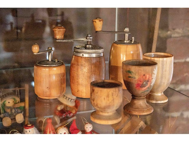 Glazen kast 3_notenkrakers, zandloper, pepermolen, eierdoppen - afbeelding 3 van  4