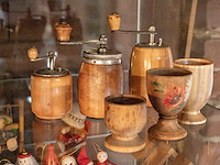 Glazen kast 3_notenkrakers, zandloper, pepermolen, eierdoppen - afbeelding 3 van  4