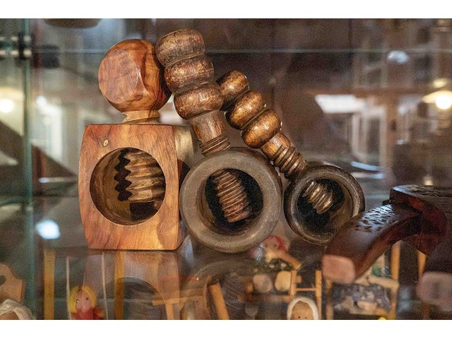 Glazen kast 3_notenkrakers, zandloper, pepermolen, eierdoppen - afbeelding 4 van  4