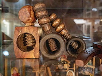 Glazen kast 3_notenkrakers, zandloper, pepermolen, eierdoppen - afbeelding 4 van  4