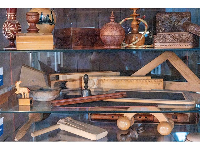 Glazen kast 3_schoolgerief - afbeelding 1 van  5