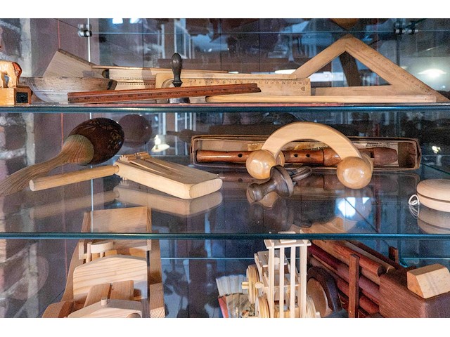 Glazen kast 3_speelgoed en muziek - afbeelding 1 van  5