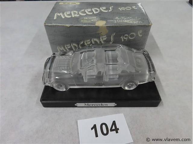 Glazen mercedes op sokkel - afbeelding 1 van  3