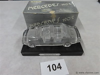 Glazen mercedes op sokkel - afbeelding 1 van  3