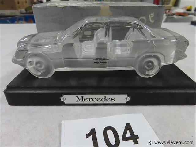 Glazen mercedes op sokkel - afbeelding 2 van  3