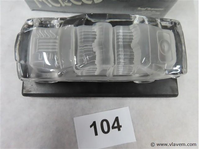 Glazen mercedes op sokkel - afbeelding 3 van  3