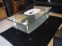 Glazen salontafel met tapijt