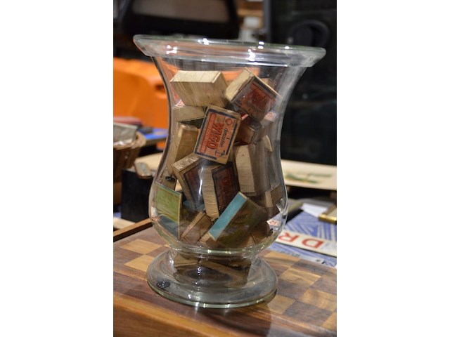 Glazen vaas met diverse doosjes knopen - afbeelding 1 van  1