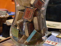 Glazen vaas met diverse doosjes knopen - afbeelding 1 van  1