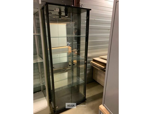 Glazen vitrinekast met deuren en glazen leggers en verlichting - afbeelding 1 van  1