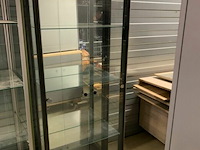 Glazen vitrinekast met deuren en glazen leggers en verlichting - afbeelding 1 van  1