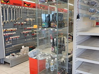 Glazen vitrinekast met inhoud - afbeelding 1 van  7