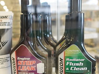 Glazen vitrinekast met inhoud - afbeelding 5 van  7