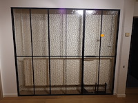 Glazen wand met deur