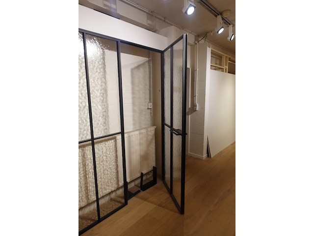 Glazen wand met deur - afbeelding 2 van  3