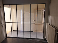 Glazen wand met deur