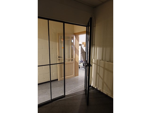 Glazen wand met deur - afbeelding 2 van  2