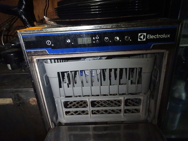 Glazenspoelmachine electrolux + ijsblokmachine brema - afbeelding 2 van  5