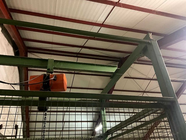 Goederenlift met kettingtakel hitachi - afbeelding 2 van  31