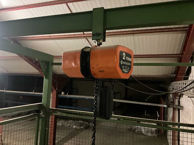 Goederenlift met kettingtakel hitachi - afbeelding 3 van  31