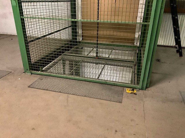 Goederenlift met kettingtakel hitachi - afbeelding 8 van  31