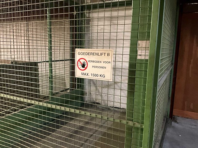 Goederenlift met kettingtakel hitachi - afbeelding 9 van  31
