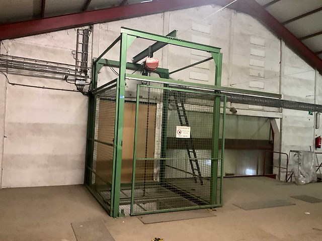 Goederenlift met kettingtakel hitachi - afbeelding 1 van  31