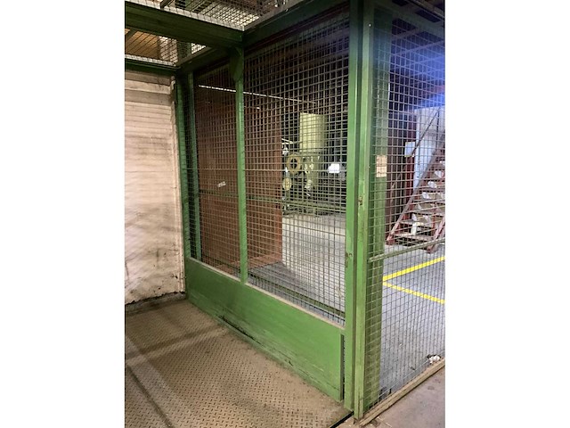 Goederenlift met kettingtakel hitachi - afbeelding 14 van  31