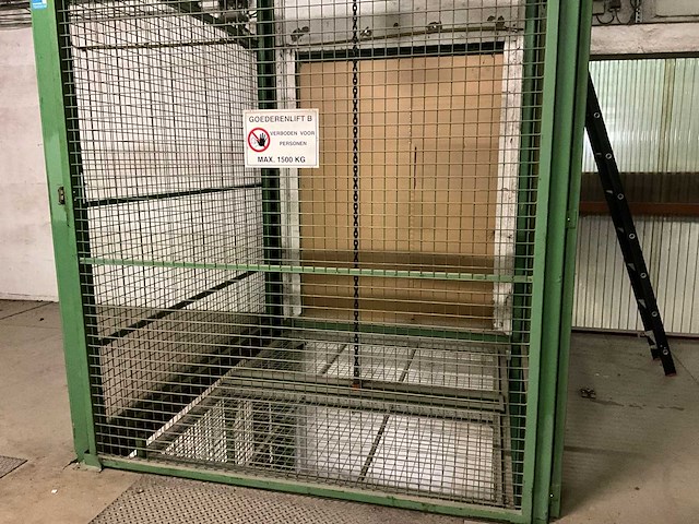 Goederenlift met kettingtakel hitachi - afbeelding 23 van  31