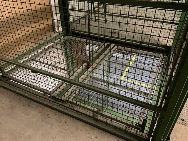 Goederenlift met kettingtakel hitachi - afbeelding 29 van  31