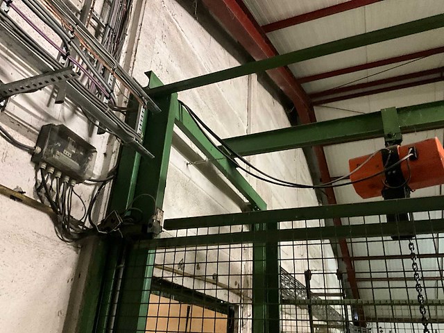 Goederenlift met kettingtakel hitachi - afbeelding 31 van  31