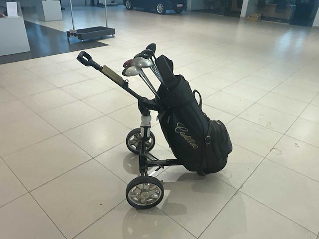 Golfkar cadillac met recalme golfsticks - afbeelding 1 van  5
