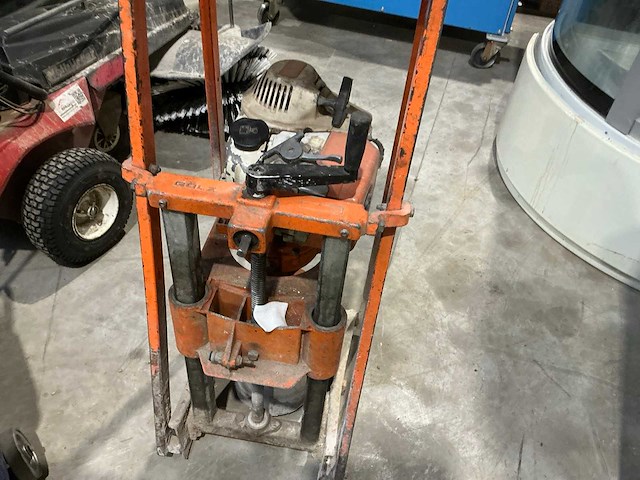 Gölz brandstofaangedreven diamantboormachine - afbeelding 3 van  6