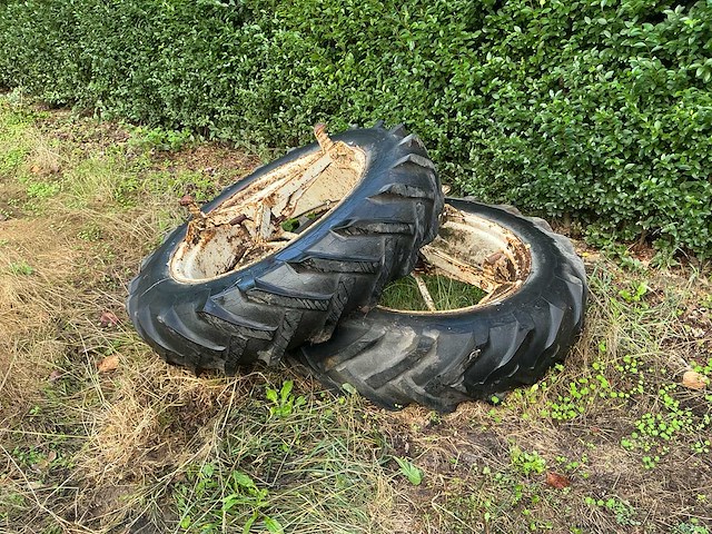 Goodyear dubbel wiel tractor (2x) - afbeelding 1 van  4