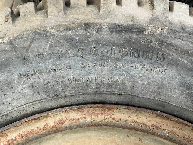 Goodyear terra-tire band met velg - afbeelding 4 van  4