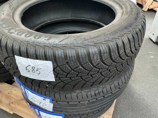 Goodyear ultragrip 185/60r15 autoband - afbeelding 2 van  4