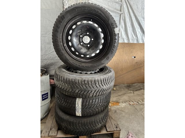 Goodyear winterbanden op velg - afbeelding 1 van  4